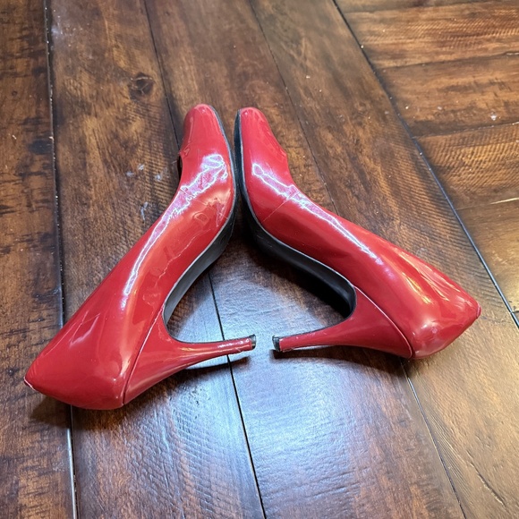 🔥 Jessica Simpson Oscar Red Patent Leather Pumps – Size 11 🔥 - Picture 4 of 9